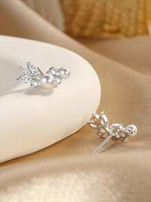 一对立方氧化锆和仿珍珠耳钉，时尚少女款，适合日常佩戴、派对首饰或生日礼物 - 銀色 - 查看 4