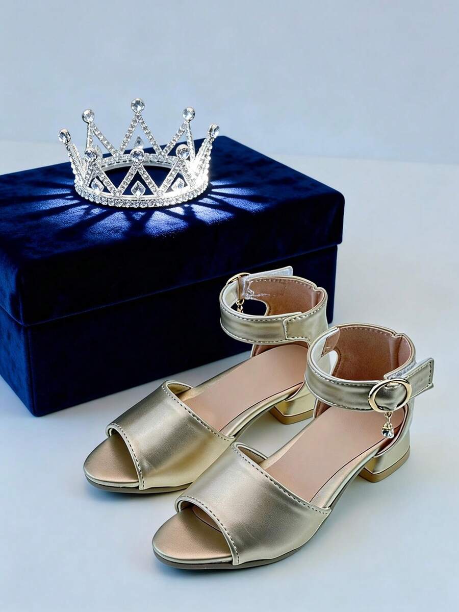 这款镶有水钻吊坠的PU皮革防滑露趾高跟时尚凉鞋非常适合女孩们在春节期间与朋友享用下午茶、参加学校社团活动以及走亲访友。 - 金色 - 查看 1