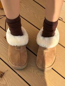 UGG 女士休闲舒适 2 英寸厚鞋底保暖短款雪地靴，栗色 - 紫紅色 - 查看 8