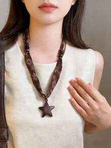 1件美拉德棕色星星吊坠图案真丝围巾项链，女士优雅毛衣链配饰，适合日常佩戴、派对等场合。