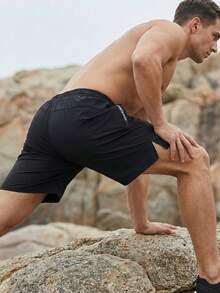 Short de sport d'extérieur pour hommes, imprimé lettres d'été, ourlet fendu 3/4, taille élastique à cordon de serrage avec poches zippées. Convient pour la course, l'entraînement, la fitness - Noir - Voir 3