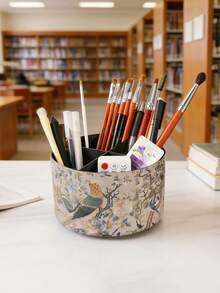 一款圆形收纳盒，可用于存放美术用品、化妆品或遥控器，可360度旋转，配有多功能笔筒和四个用于收纳桌面文具的隔层。（盒身饰有喜鹊栖枝图案——象征好运和吉祥）是传递美好祝愿的完美礼物。 - 彩色 - 查看 10