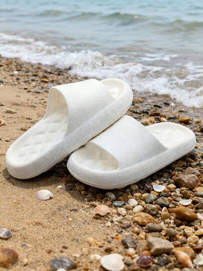 1双青少年EVA纯色厚底软底套脚平底休闲凉鞋，适合春夏穿着