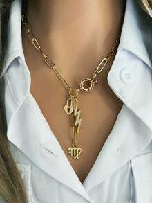 Dây chuyền vàng hình bánh donut dành cho nữ, gồm mặt dây chuyền hình ổ khóa trái tim, mặt dây chuyền hình tia sét, một đoạn dây ngắn và mặt dây chuyền hình chòm sao. Với kiểu dáng lộng lẫy và thanh lịch, nó cũng trông rất sang trọng khi kết hợp với trang phục hàng ngày. - Vàng - Xem 7