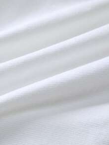 这款男士白色连帽卫衣采用100%纯棉面料，饰有复古汽车主题图案，并印有“KEEP CLASSIC ALIVE VINTAGE”（经典永存，复古风尚）的标语。休闲百搭的落肩宽松版型，使其成为春秋两季的理想之选。柔软透气的男士长袖上衣。 - 白色2 - 查看 7