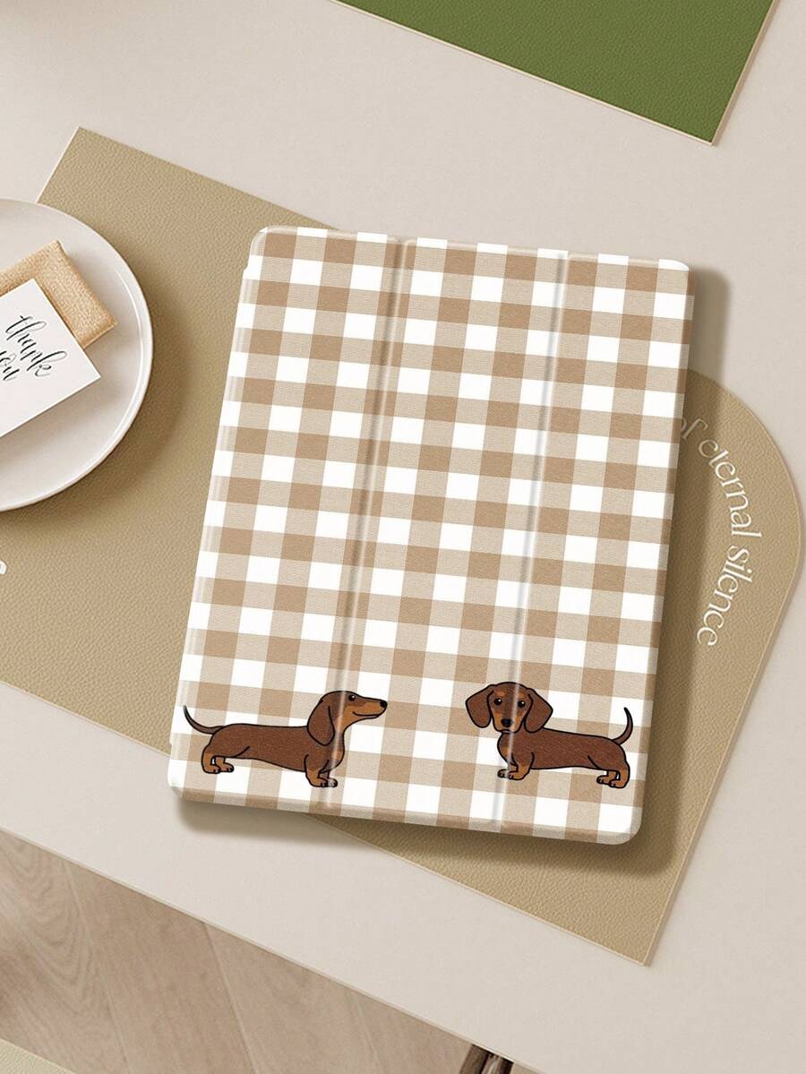 这款格子腊肠犬图案保护套兼容 iPad Air 4/5（10.9 英寸）、7/8/9 代（10.2 英寸）和第十代 iPad Pro，内置笔槽，支持自动睡眠/唤醒功能，也兼容三星 Tab S6（10.4 英寸）、Tab A9（11 英寸）和 Kindle Paperwhite（第十二代，2024 年款），闪亮风格，是情人节和新年礼物的理想之选。