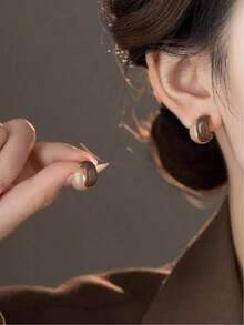 1 Pair Vintage French Geometric Enamel Dual-Tone Stud Earrings, Minimalist Unique Elegant Earrings Suitable For Women's Daily Wear, Commute, Gatherings And Other Occasions - White-brown - View 2