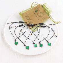 10条绿色四叶草吊坠手链 + 10个欧根纱袋 + 10张贺卡 圣帕特里克节、情人节、毕业季 春季配饰 幸运四叶草吊坠 创意编织手链 礼物 与家人朋友分享