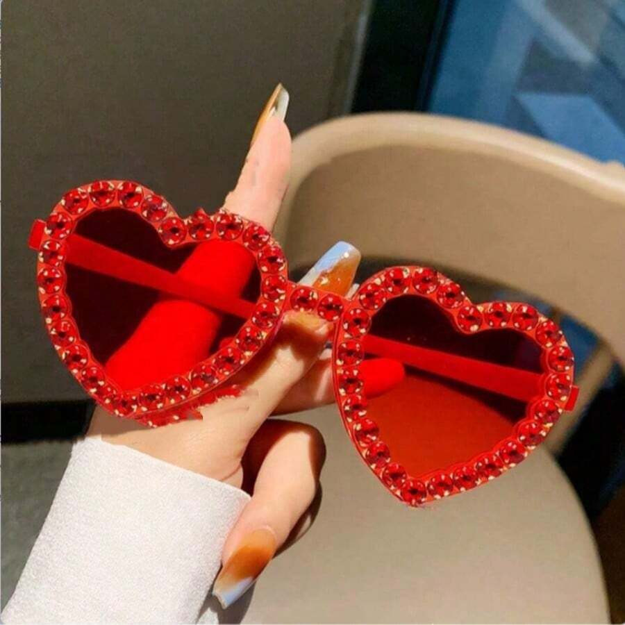 这款心形无框眼镜镶嵌闪耀钻石，时尚独特，色彩缤纷，是婚礼、化装舞会、情人节派对和其他特殊场合的理想之选。这款复古风格的镶钻心形眼镜采用透明糖果色材质制成。 - 紅色 - 查看 1