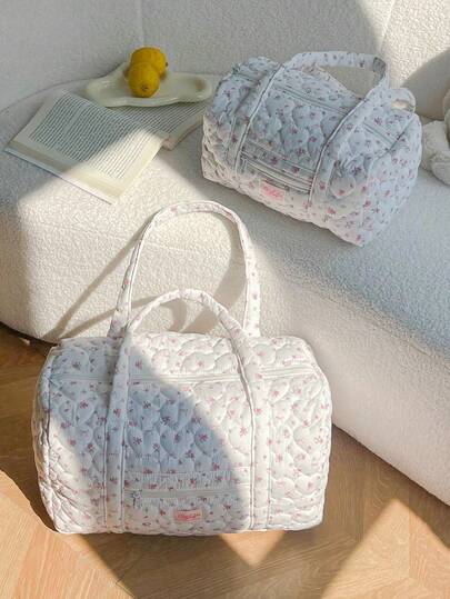 1 Túi du lịch cỡ lớn in họa tiết hoa và nơ, dung tích lớn, có thể đựng vừa vali, cá nhân hóa và nhẹ, phù hợp cho các chuyến đi ngắn ngày và cuối tuần, túi du lịch cự ly ngắn, có thể đeo vai hoặc đeo chéo, dùng làm túi đựng đồ qua đêm, túi tập gym, túi cuối tuần, túi du lịch, túi xách tay, túi đi học, túi bệnh viện, đồ dùng cần thiết khi đi du lịch, đồ dùng ký túc xá, quà tặng Valentine, quà tặng phù dâu, quà tặng mẹ