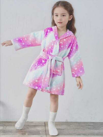 1件可爱梦幻风亲子装，轻松休闲场景，舒适女童款