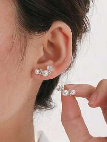 一对立方氧化锆和仿珍珠耳钉，时尚少女款，适合日常佩戴、派对首饰或生日礼物 - 銀色 - 查看 2