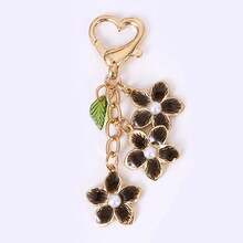 花卉珐琅钥匙扣套装 - 心形钩扣，中心镶嵌珍珠花朵，是理想的手提包挂饰。柔和的粉彩色调，使其成为一件可爱的配饰。 - 彩色 - 查看 9