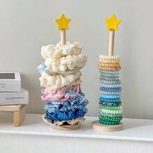 1个带隔板的木质发饰展示架，非常适合收纳发圈、丝带等发饰，高品质发饰收纳架，适用于客厅、展示柜、学校、派对等场合，是生日、婚礼、聚会的理想之选，也是送给同事、朋友和家人的完美礼物，同样也适合开学季使用。