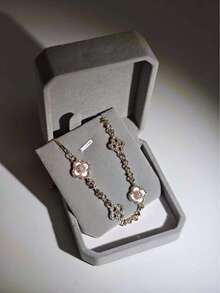 This Wealthy Lady Style All-Diamond Four-Leaf Clover Zirconia Bracelet Is A New 2025 Electroplated Bestselling Niche Item, Exuding A Luxurious And Refined Aura. It Is Glamorous And Alluring, Suitable For Wearing On Dates, Banquets, And Formal Dinners, Also Making An Excellent Gift. As The Most Fashionable High-End Jewelry, It Gives A Gentle And Sweet Feeling, Bringing A Sense Of Joy And Fulfillment.