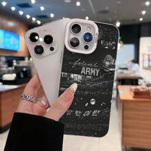Escenario de concierto de  con diseño "Forever ARMY". Esta elegante funda es compatible con iPhone 17, 16, 15, 14 Pro Max, 13, 12, 11, XR y XS Plus. Fabricada en TPU flexible, resistente a golpes y arañazos, ofrece una excelente protección contra caídas y un agarre cómodo. Es un regalo ideal para familiares, amigos y seres queridos, y una opción perfecta para festivales. - Plateado - Ver 3