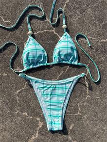 Bộ bikini hai mảnh kẻ caro xanh nhạt và trắng, dây mảnh đính ngọc trai, quần cạp thấp, phong cách biển mặn tươi mát, gợi cảm và thanh lịch, lý tưởng cho khu nghỉ dưỡng và spa trên đảo. - Nhiều màu - Xem 6