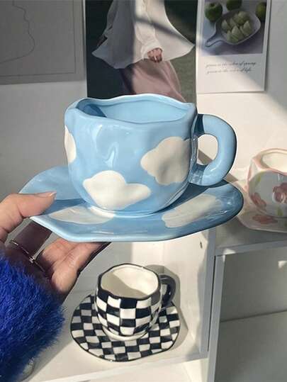 一套云朵图案的陶瓷咖啡杯碟，适用于咖啡、茶、卡布奇诺、拿铁和牛奶。采用大号手柄设计，可放入微波炉和洗碗机。手工制作的陶瓷咖啡杯碟套装，是餐厅、办公室、厨房和开学季的理想之选。