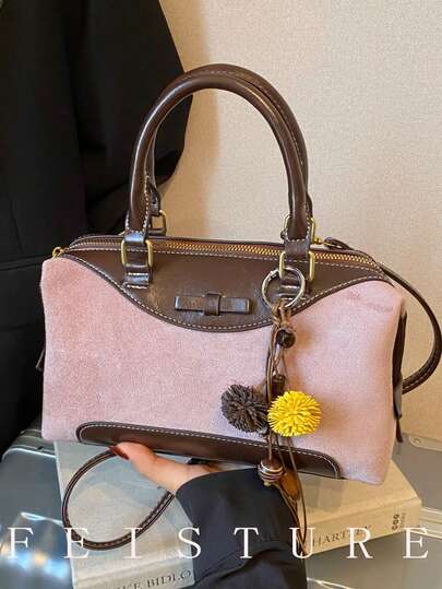 1个时尚撞色女士手提包，PU材质绒面保龄球包，配有可拆卸肩带，附赠随机款式吊坠，适合女孩、女士、大学生、年轻职业人士，非常适合工作、商务、通勤和上学等场合。