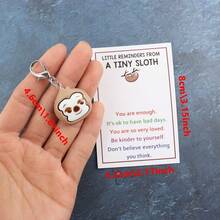 鼓舞人心的正能量树懒礼物，送给女性——小小的提醒，传递情感上的鼓励和支持。这款可爱的小树懒钥匙扣礼物，适合送给家人、朋友、同事、学生，作为毕业、婚礼、生日、母亲节、父亲节等场合的礼物。 - 彩色 - 查看 5