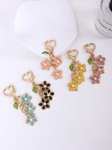 花卉珐琅钥匙扣套装 - 心形钩扣，中心镶嵌珍珠花朵，是理想的手提包挂饰。柔和的粉彩色调，使其成为一件可爱的配饰。 - 彩色 - 查看 2