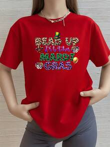 Texto festivo con sombrero verde máscaras de carnaval globos y letras coloridas que evocan la alegría del Mardi Gras camiseta de mujer 100% algodón 220g - Rojo - Ver 8