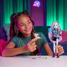 Mattel 娃娃，弗兰基·斯坦，身穿露脐毛衣和黑色仿皮迷你裙，配有宠物狗沃兹特和7件配件，如耳机、腰包和零食。 - 法蘭基 - 查看 5
