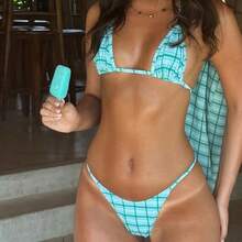 Bộ bikini hai mảnh kẻ caro xanh nhạt và trắng, dây mảnh đính ngọc trai, quần cạp thấp, phong cách biển mặn tươi mát, gợi cảm và thanh lịch, lý tưởng cho khu nghỉ dưỡng và spa trên đảo. - Nhiều màu - Xem 3