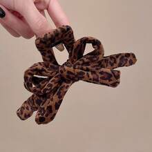 1个豹纹蝴蝶结发爪，复古优雅鲨鱼发夹，百搭法式风格，适合作为情人节、新年、节日、生日礼物以及日常佩戴，展现优雅气质，兼具欧美风格的节日配饰。