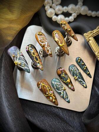 10片复古宫廷风可重复使用亚克力美甲贴纸，长尖甲片，浅棕色和银色猫眼金属装饰，复古异域风情浮雕银棕色美甲，3D水晶装饰，手绘蝴蝶全覆盖亚克力美甲贴纸套装，手绘蛇纹图案和眼睛，适合女性和女孩日常使用，附赠1个果冻棉片和1个指甲锉。