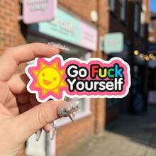 3英寸“滚蛋吧？”搞笑贴纸。鼓励文字乙烯基幽默讽刺玩笑贴纸。适用于员工、经理和同事 | 完美的隔间装饰、工作搞笑礼物或激励提醒 | 防水耐用乙烯基材质，可用于笔记本电脑、水瓶、手机、行李箱、汽车车窗等。您也可以将其粘贴在任何您想要的地方！ - 彩色 - 查看 9