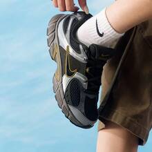 Nike 新款 V5 网面复古运动鞋，大童休闲鞋 - 黑色/灰色/綠色 - 查看 4