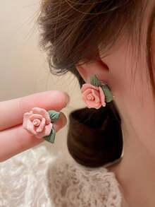 一对时尚、优雅、可爱的粉色树脂玫瑰耳钉，适合女性日常佩戴、节日和约会等场合。 - 玫瑰花 - 查看 2