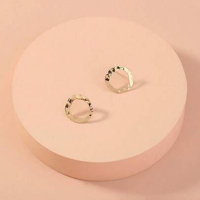 1 Đôi bông tai đinh tán hình tròn bất đối xứng tối giản thời trang dành cho nữ, thích hợp để đeo hàng ngày.