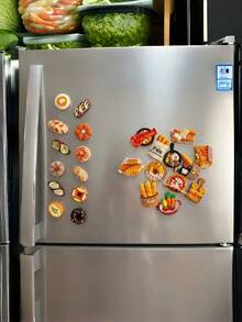 12个美味食物主题冰箱贴，创意装饰磁性贴纸，适用于厨房、家庭、办公室和白板，各种迷你食物模型，如逼真的面包、披萨和糕点，可用于冰箱和DIY手工制作。