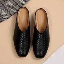 这款鞋采用经典的方头和平底设计，散发着迷人的复古气息。它是一款百搭单品，无论您是通勤上班、逛商场还是外出办事，都能轻松融入您的日常生活。 - 黑色 - 查看 6