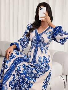 这款全新优雅女士连衣裙采用蓝白条纹印花设计，V领和泡泡长袖，并饰以精致的中东风情细节，尽显优雅气质。连衣裙饰有精美的提花印花，是日常穿着、派对和正式场合的理想之选。