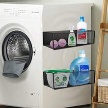 磁性储物架位于阳台上，靠近前置式洗衣机和浴室挂篮架。