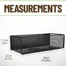 磁性储物架位于阳台上，靠近前置式洗衣机和浴室挂篮架。