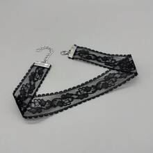 1pc2026 New Hot-Selling Rose Lace Hollow Choker Necklace For Women, French Retro Ins Style, Niche Design, Stackable Necklace, Light Luxury Versatile Women's Necklace Accessory, Stackable Artifact To Modify Neckline, Daily Commute / Date / Girlfriends Outing / Music Festival / Party / Photoshoot / Must-Have For Outfits, Not Easy To Snag, Comfortable, Non-Tight Lace Choker - trắng - Xem 4