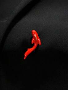 1/2枚精致锦鲤胸针，高端简约防滑翻领别针，可搭配西装，也可作为背包和帽子的休闲装饰，时尚配饰，适合作为礼物送给朋友