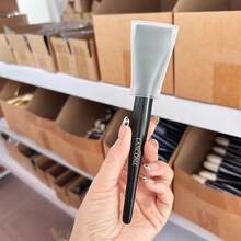 Lancôme 1支平头粉底刷，不吸油刷毛，打造无瑕、轻盈、持久的粉底，适用于液体和膏状粉底。 - 黑色 - 查看 2