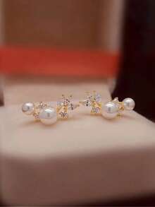 一对青少年时尚立方氧化锆和仿珍珠耳钉，适合女孩日常佩戴、派对首饰或生日礼物 - 金黃色 - 查看 3