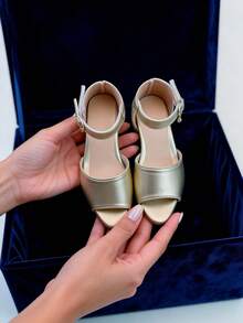 这款镶有水钻吊坠的PU皮革防滑露趾高跟时尚凉鞋非常适合女孩们在春节期间与朋友享用下午茶、参加学校社团活动以及走亲访友。 - 金色 - 查看 2