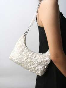 BAILEE 这款时尚闪亮的斜挎包配有亮片肩带和可拆卸的圆形串珠装饰拉链，既可单肩背，也可斜挎。包内空间充足，可容纳手机、口红等小物件。适合休闲旅行、度假、搭配简约服饰以及户外休闲购物。