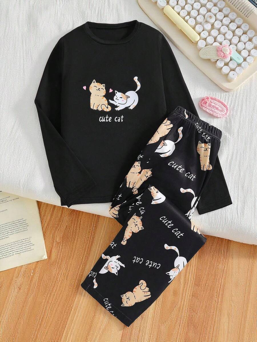一套春秋季女童休闲家居服，包括一件印有可爱猫咪图案的长袖上衣和一条印满猫咪图案的裤子。面料舒适百搭，适合居家休闲穿着。 - 黑色 - 查看 1