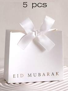 5个精美开斋节礼盒，印有黑白“Eid Mubarak”字样，配金色丝带，一套10个，尺寸：11.5 * 10 * 4.5厘米 - 非常适合优雅地包装糖果、巧克力和伊斯兰节日的小礼物。 - 多色 - 查看 14