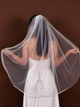 一件白色缎面镶边新娘头纱，适用于婚礼、婚纱摄影道具、单身派对配饰，附赠金属发梳。
