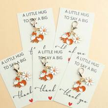 1/2/5个可爱狐狸钥匙扣，饰以迷人的雏菊，动物与花卉的完美结合，附赠感谢卡，是表达感激之情的理想礼物，也可作为包包挂饰，非常适合周年纪念日、生日、派对等场合。