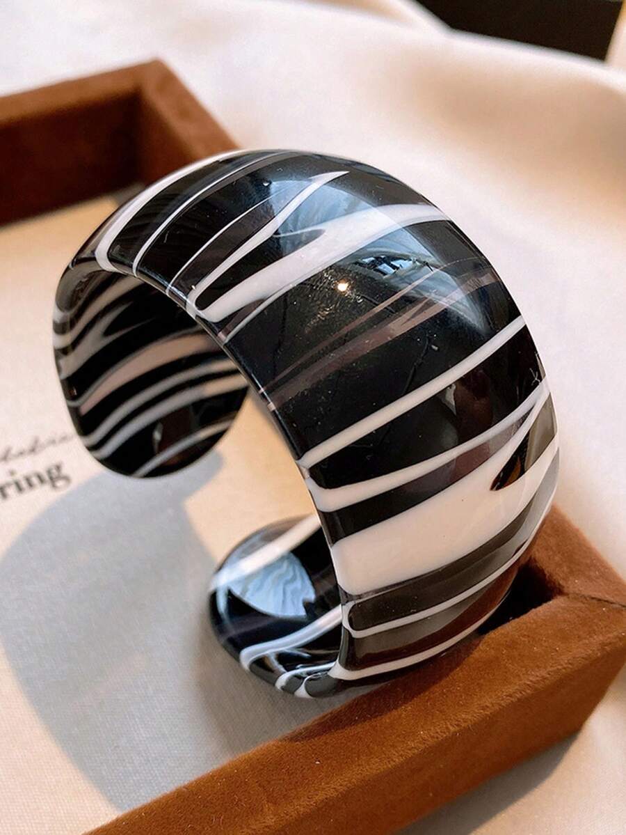 1件黑白条纹亚克力扎染圆形手镯 - 黑與白 - 查看 1